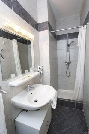 Hair dryer, towels - Hôtel Berlioz (Saint-Louis)