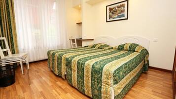 خزنة داخل الغرفة ومكتب وأسرّة أطفال/رضّع (مجانًا) وواي فاي مجانًا