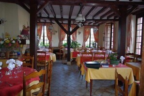 Lunch and dinner served, French cuisine - Auberge des 7 Ecluses (Rogny-les-Sept-Ecluses)