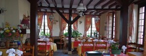 Déjeuner et dîner servis sur place, spécialités Cuisine française