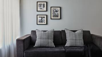 Signature-Zimmer, 1 King-Bett | Wohnbereich | 39-Zoll-Flachbildfernseher mit Digitalempfang, Fernseher
