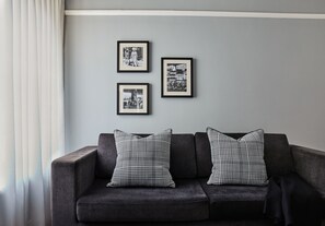 Habitación Prestigio, 1 cama King size | Área de sala de estar | Televisión de pantalla plana de 39 pulgadas con canales digitales 