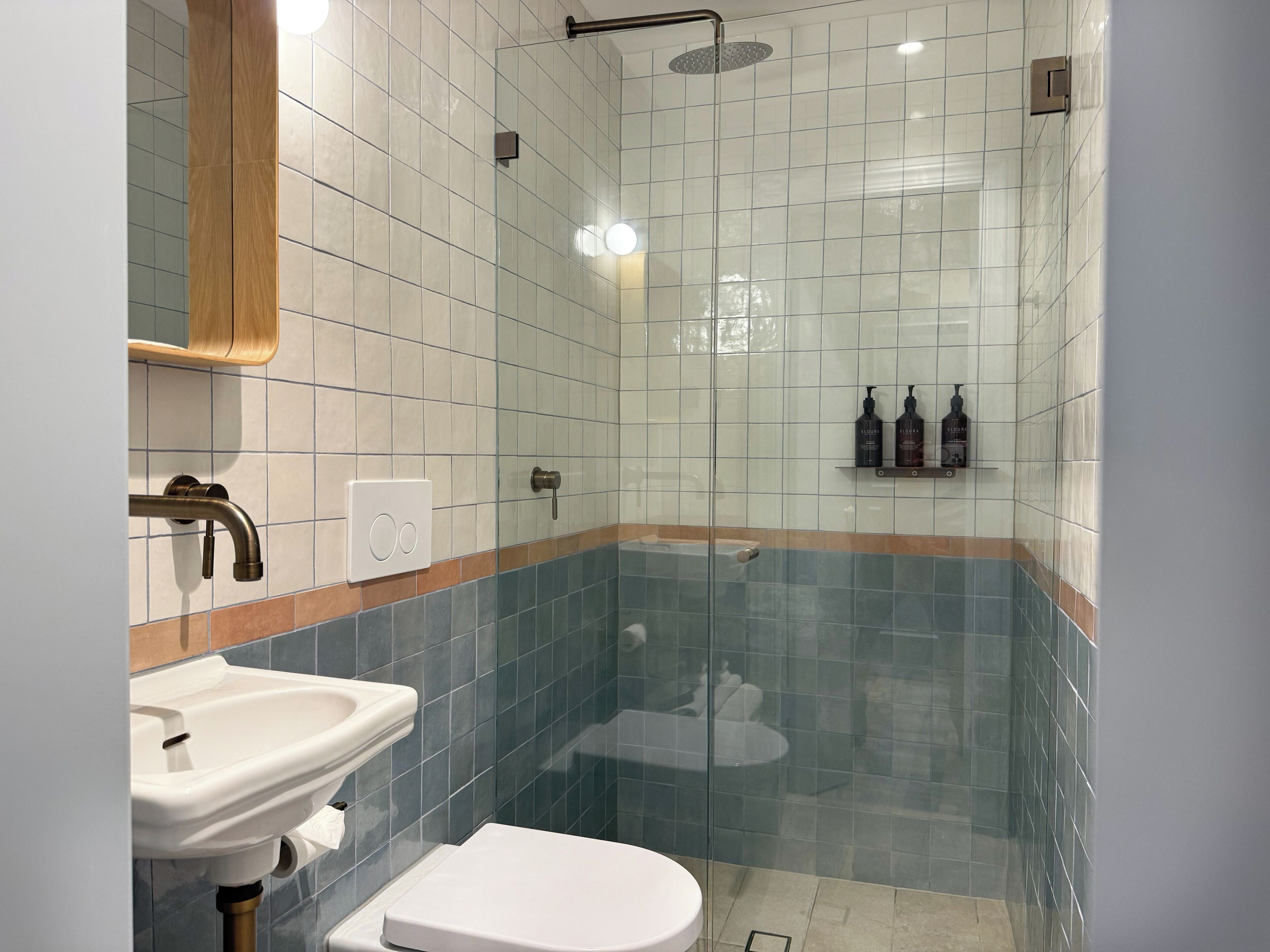 Chambre, 1 grand lit | Salle de bain