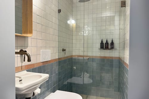 Habitació, 1 llit de matrimoni | Bany | Dutxa, articles de tocador gratuïts, assecador de cabells i tovalloles