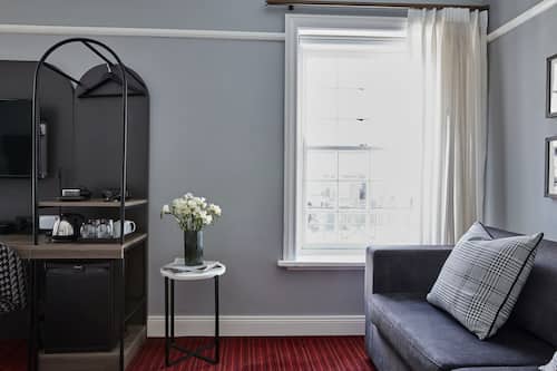 Habitación Signature, 1 cama de matrimonio grande | Espacio para trabajar con un portátil, cortinas opacas, wifi gratis