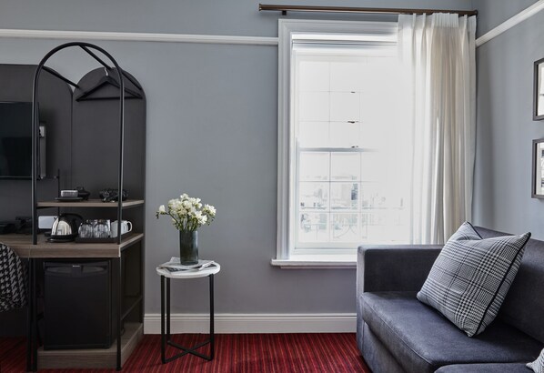 Habitación Signature, 1 cama de matrimonio grande | Escritorio, espacio para trabajar con un portátil, cortinas opacas