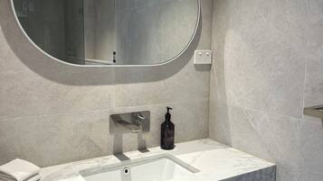 Suite (Scanlon Suite) | Baño | Regadera, amenidades de baño gratuitas, secadora de cabello, toallas