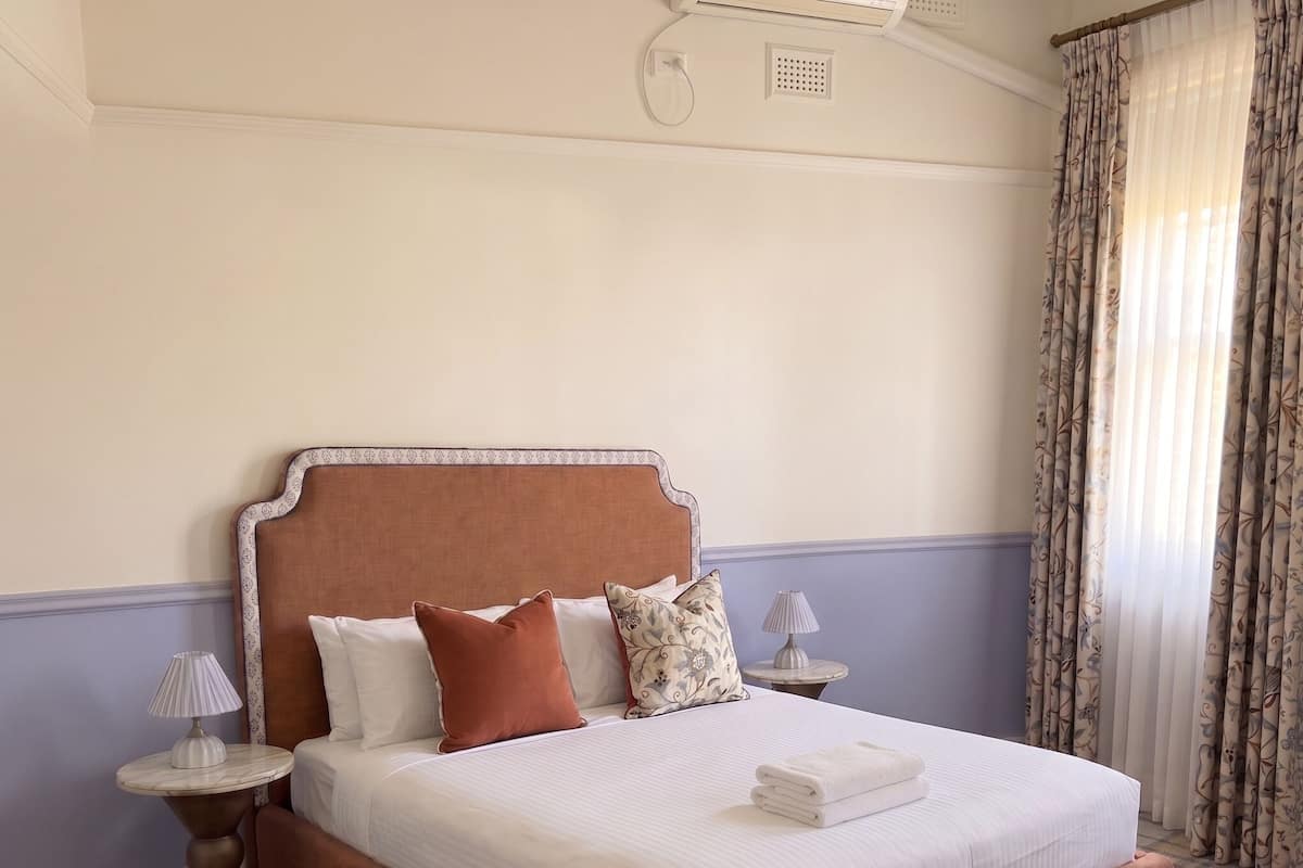 Springfield Queen | Desk, laptop workspace, blackout drapes, WiFi (free)