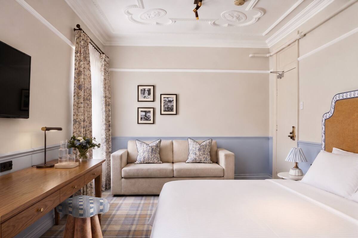 Scanlon Suite | Desk, laptop workspace, blackout drapes, WiFi (free)