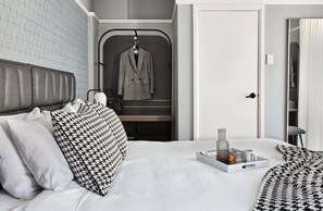 Heritage King | Laptop workspace, blackout drapes, free WiFi - No9 Springfield (Potts Point)