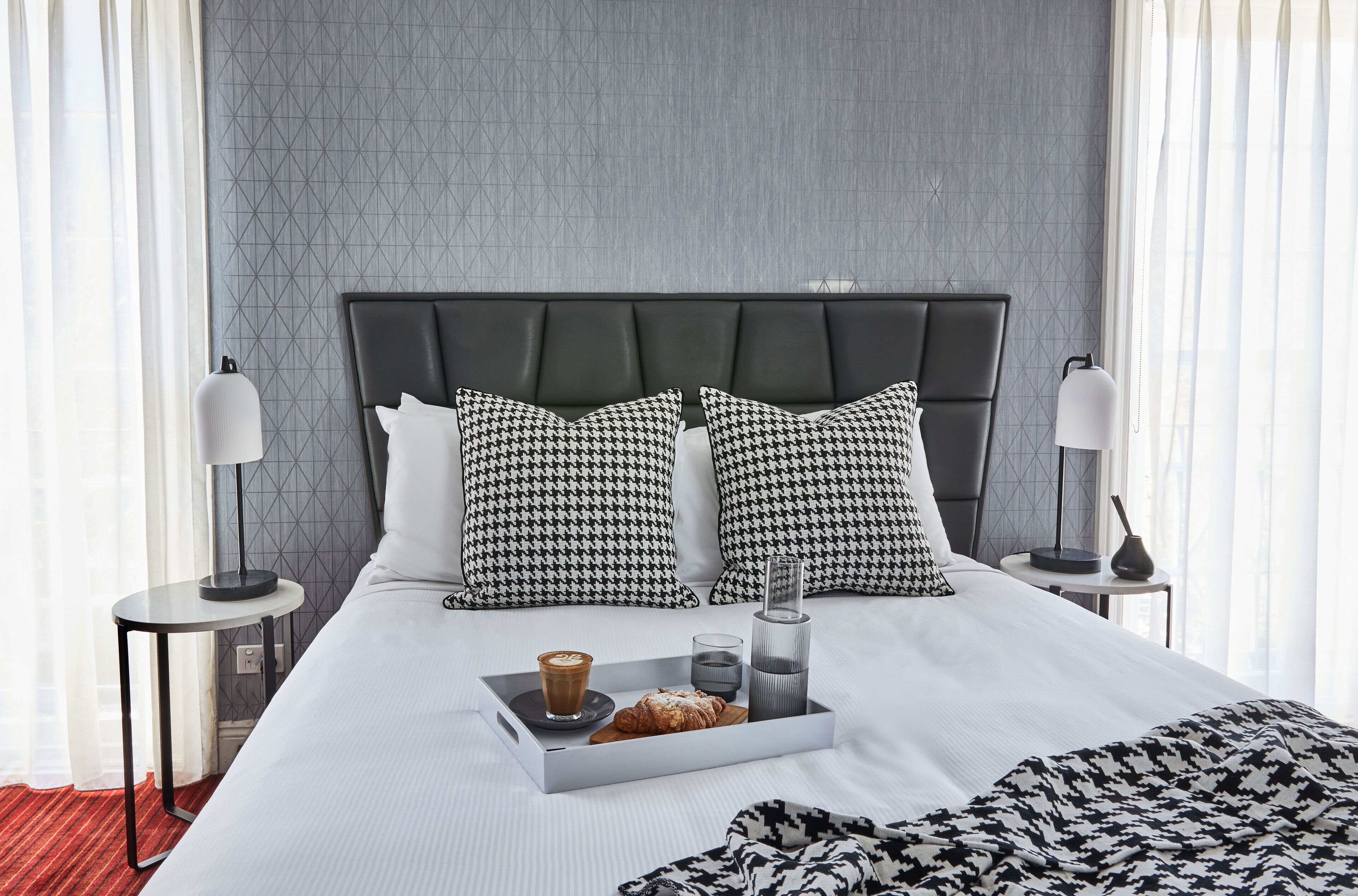 Escritorio, espacio para trabajar con laptop y cortinas blackout 