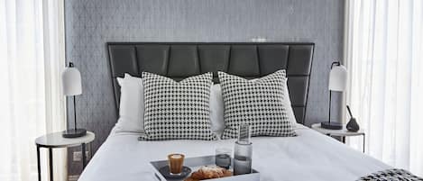 デラックス ダブルルーム | デスク、ノートパソコン用作業スペース、遮光カーテン、WiFi (無料)