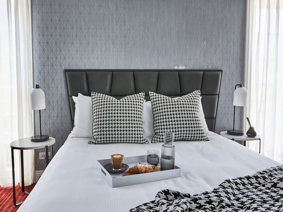 Dobbeltrom – deluxe | Skrivebord, skrivebord for bærbar PC og blendingsgardiner