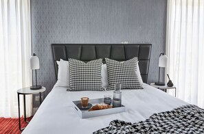 Habitación doble Deluxe | Escritorio, espacio para trabajar con laptop y cortinas blackout 