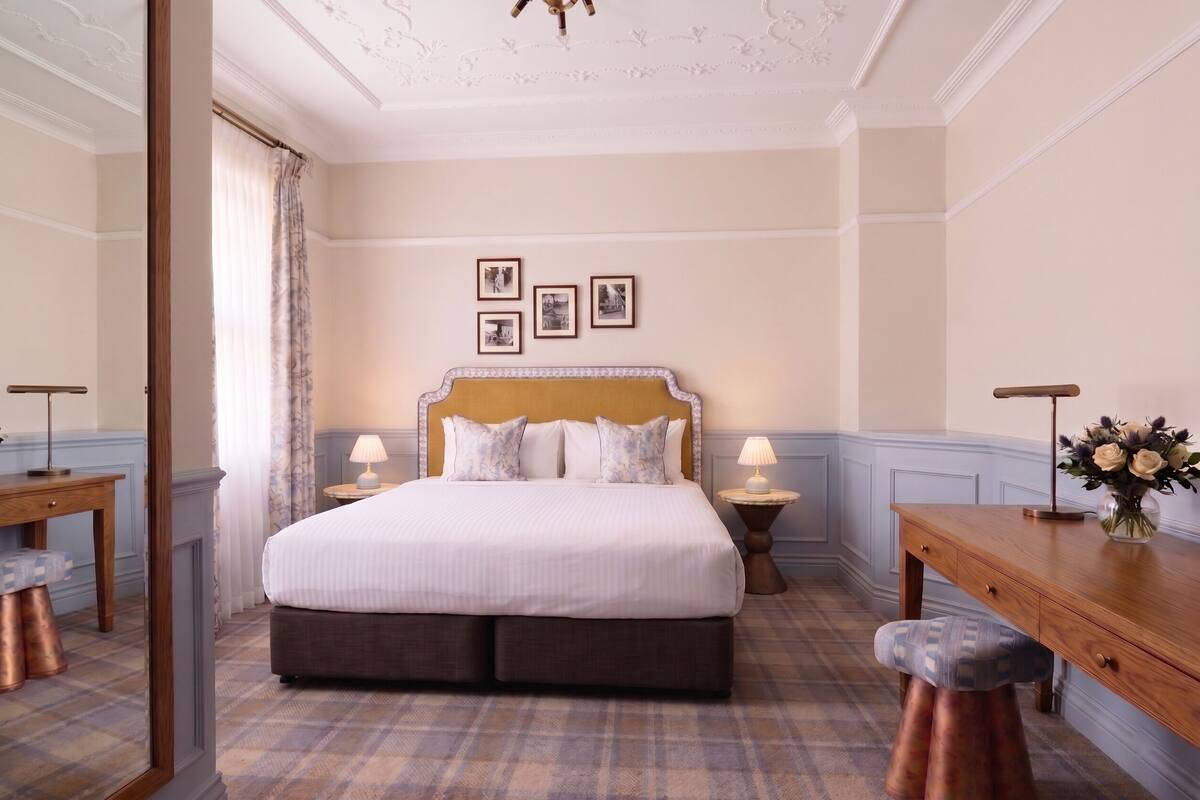 Springfield King | Desk, laptop workspace, blackout drapes, WiFi (free)