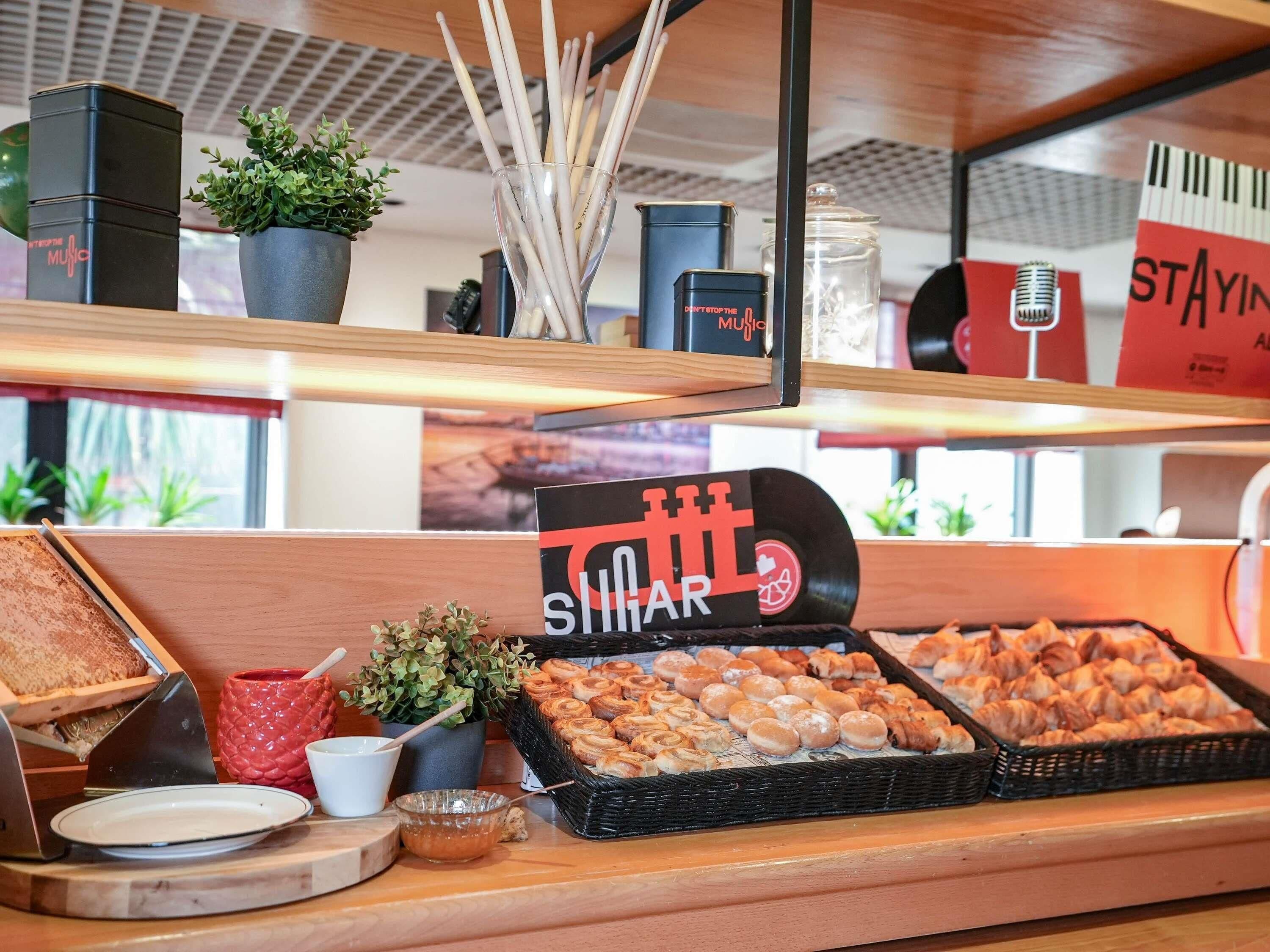Desayuno buffet diario (EUR 10.90 por persona)