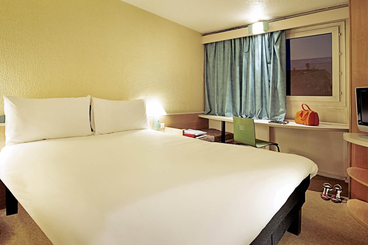 Standard Double Room, 1 Double Bed, Non Smoking | In-room safe, desk, soundproofing, iron/ironing board