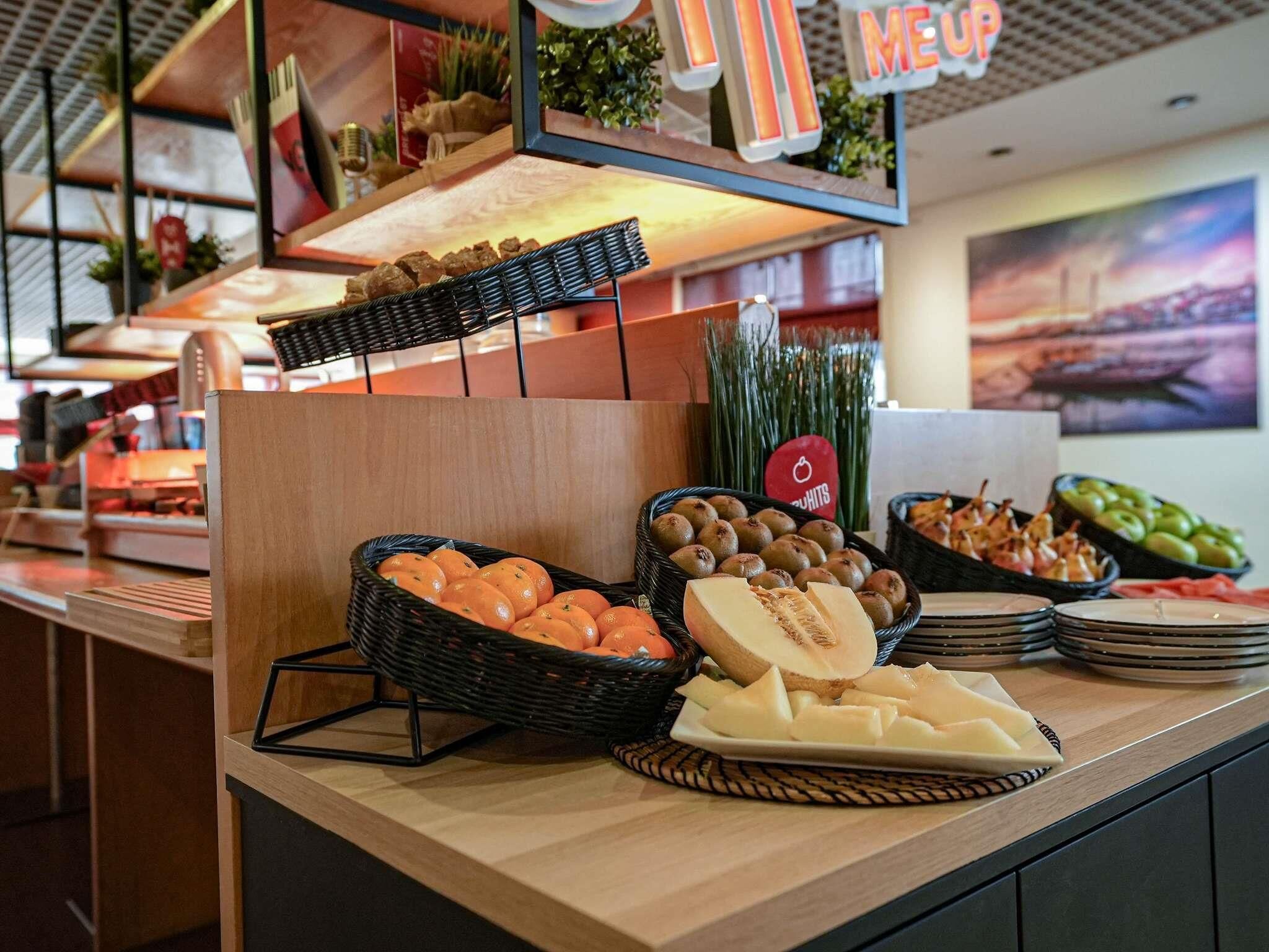 Bữa sáng buffet hàng ngày với phụ phí nhỏ 