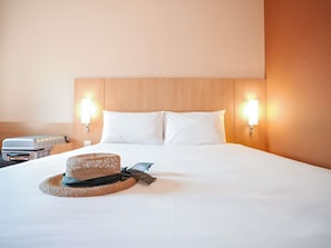 Standard-Doppelzimmer, 1 Doppelbett, Nichtraucher | Zimmersafe, Schreibtisch, schallisolierte Zimmer, Bügeleisen/Bügelbrett