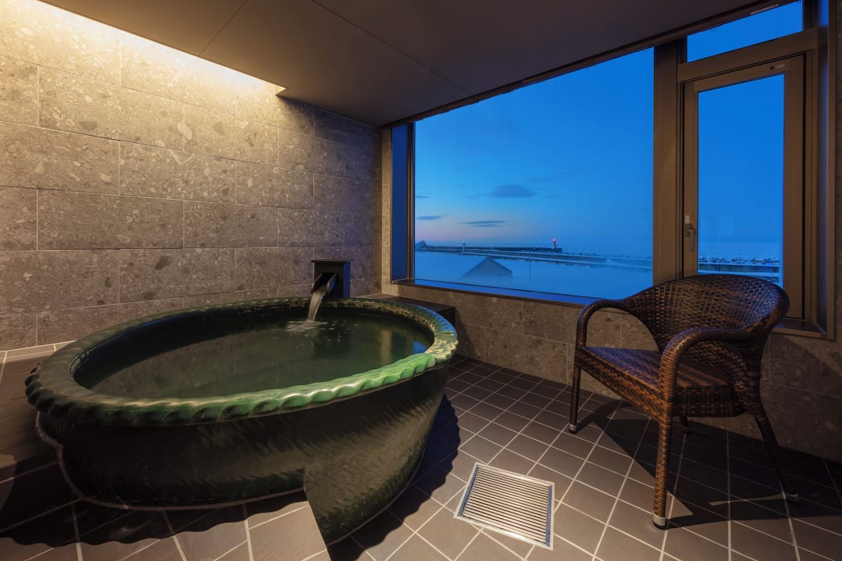 Modern Twin Room with Private Onsen, 45 sqm, Up to 2 Guests, Non Smoking | In-room safe, free WiFi, bed sheets