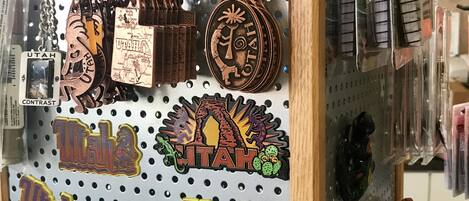 Esposizione di portachiavi e adesivi con i motivi 'UTAH' e 'UTAH PARK'.