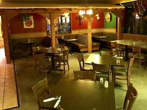 供應午餐和晚餐