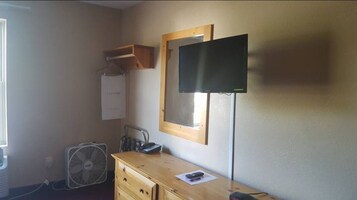 标准房, 2 张大床, 冰箱和微波炉 | 熨斗/熨衣板、免费 WiFi、床单