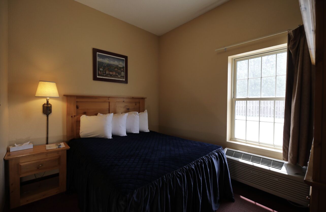 standard room, 1 queen bed | iron/ironing board, free wifi, bed sheets