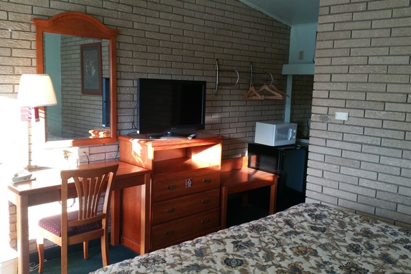 Classic Room, 1 King Bed, Non Smoking | Desk, WiFi (free)