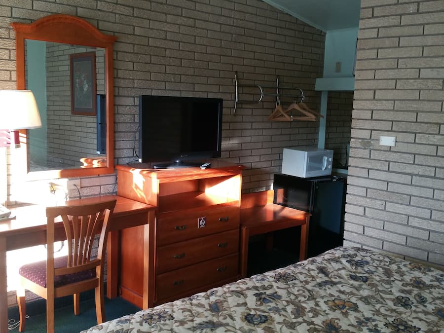 Classic Room, 1 King Bed, Non Smoking | Desk, free WiFi