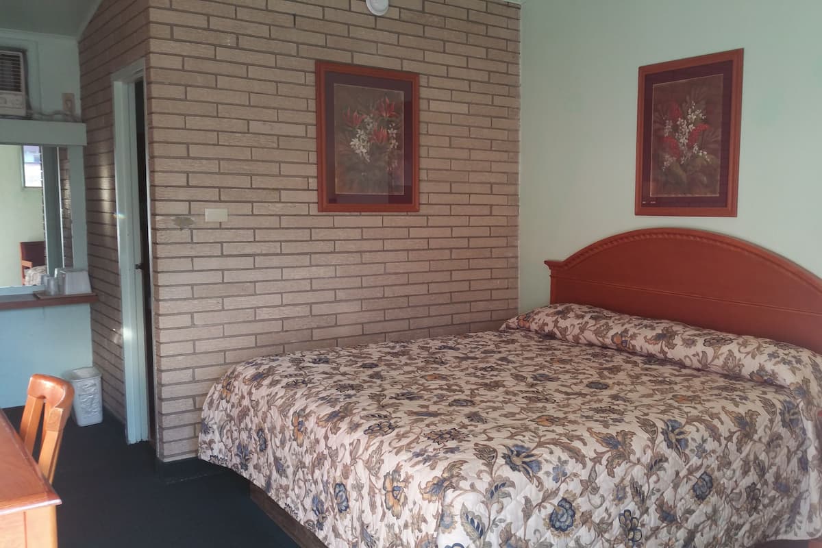 Classic Room, 1 King Bed, Non Smoking