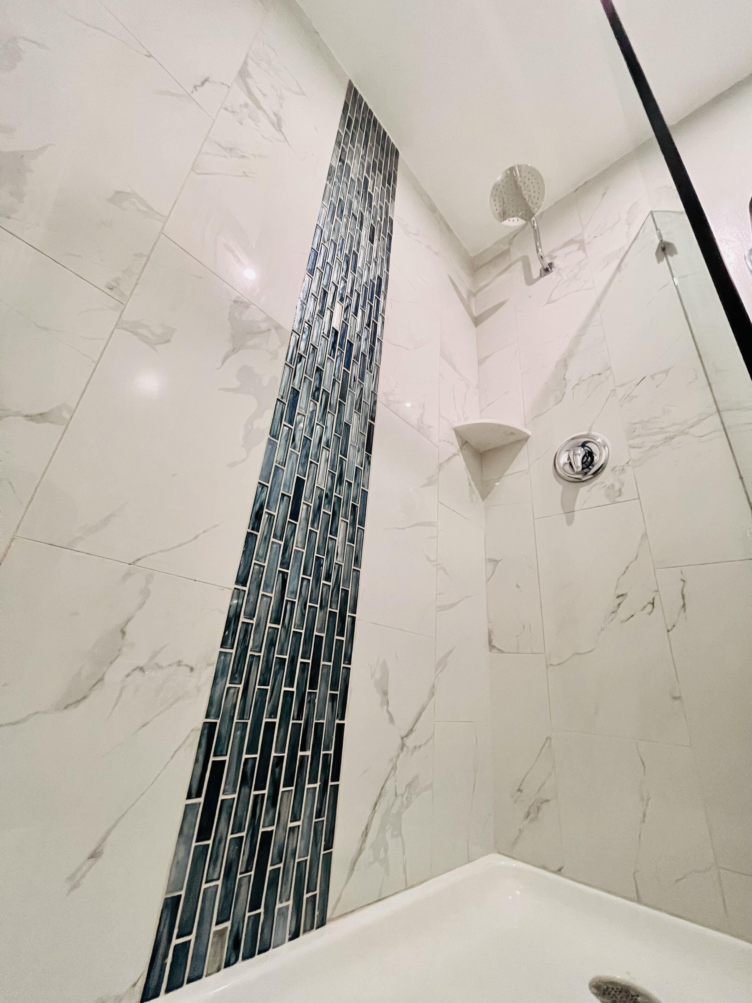 Combined shower/tub, free toiletries, hair dryer, towels