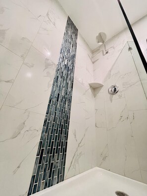 Combined shower/tub, free toiletries, hair dryer, towels - Villa Serena (El Cajon)