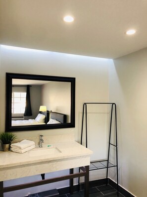 Habitación Deluxe doble, 2 camas de matrimonio | Escritorio, wifi gratis, ropa de cama