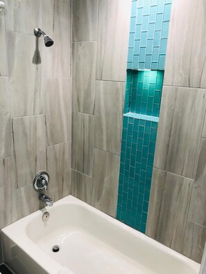 Combined shower/bathtub, free toiletries, hair dryer, towels - Villa Serena (El Cajon)