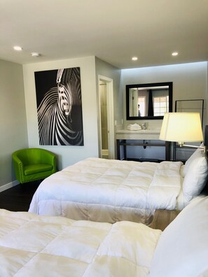 Habitación Deluxe doble, 2 camas de matrimonio | Escritorio, wifi gratis, ropa de cama