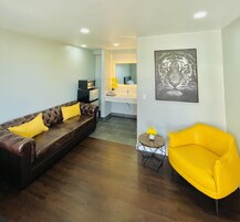 Standard Room, 1 Queen Bed | Desk, free WiFi, bed sheets