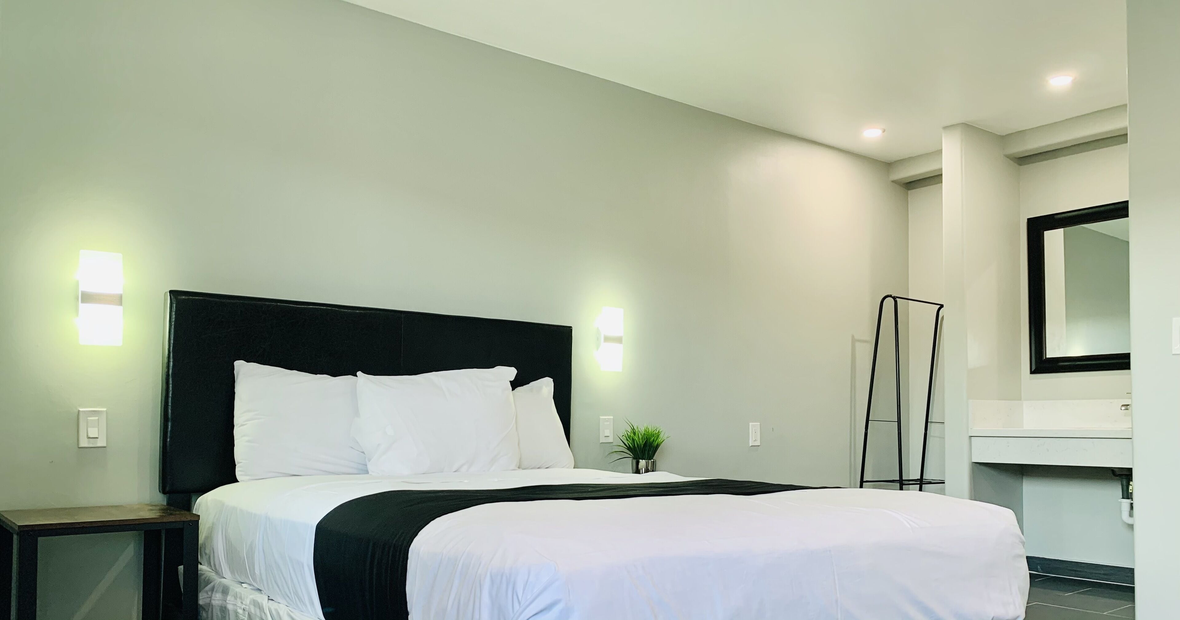 غرفة ديلوكس - سرير كبير | حمام | وحدات دش مع أحواض استحمام، مستلزمات مجانية للعناية الشخصية، مجففات شعر