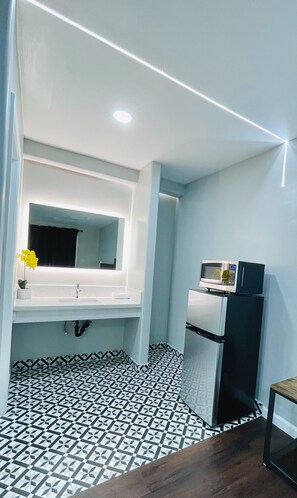 Ensemble douche/baignoire, articles de toilette gratuits, sèche-cheveux