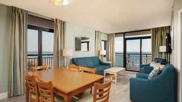 Condo Deluxe, 3 habitaciones, para no fumadores, frente al océano | Área de sala de estar | Televisión de pantalla plana de 27 pulgadas con canales por cable