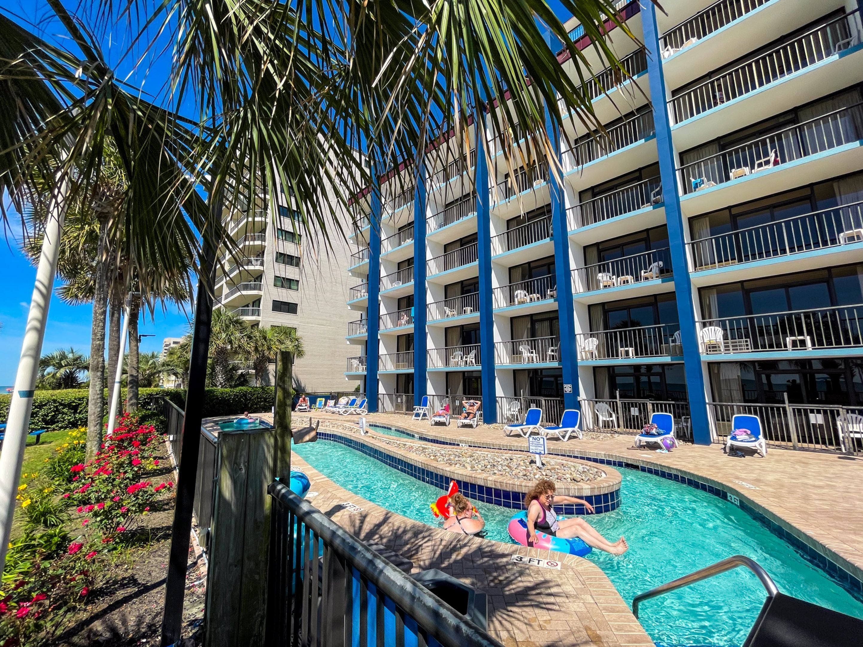 2 개의 야외 수영장, 일광욕 의자