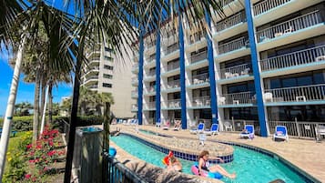 2 piscinas al aire libre, sillones reclinables de piscina