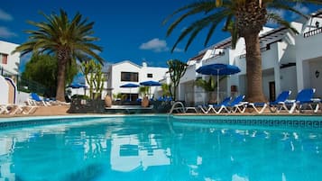 Piscine extérieure, parasols de plage