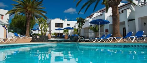 Piscine extérieure, parasols de plage