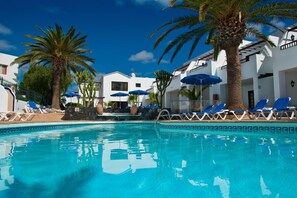 Outdoor pool, pool umbrellas - Apartamentos Flamingo (Tías)