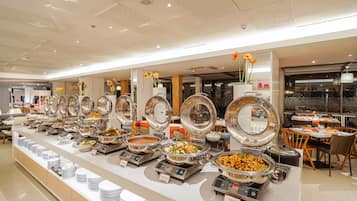 Daily buffet breakfast (SGD 130000 per person)