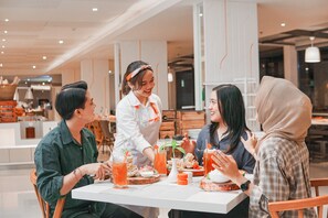 2 restaurants; breakfast, lunch, and dinner served - HARRIS Resort Batam Waterfront (Batam)