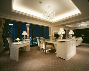 Minibar, coffres-forts dans les chambres, décoration personnalisée