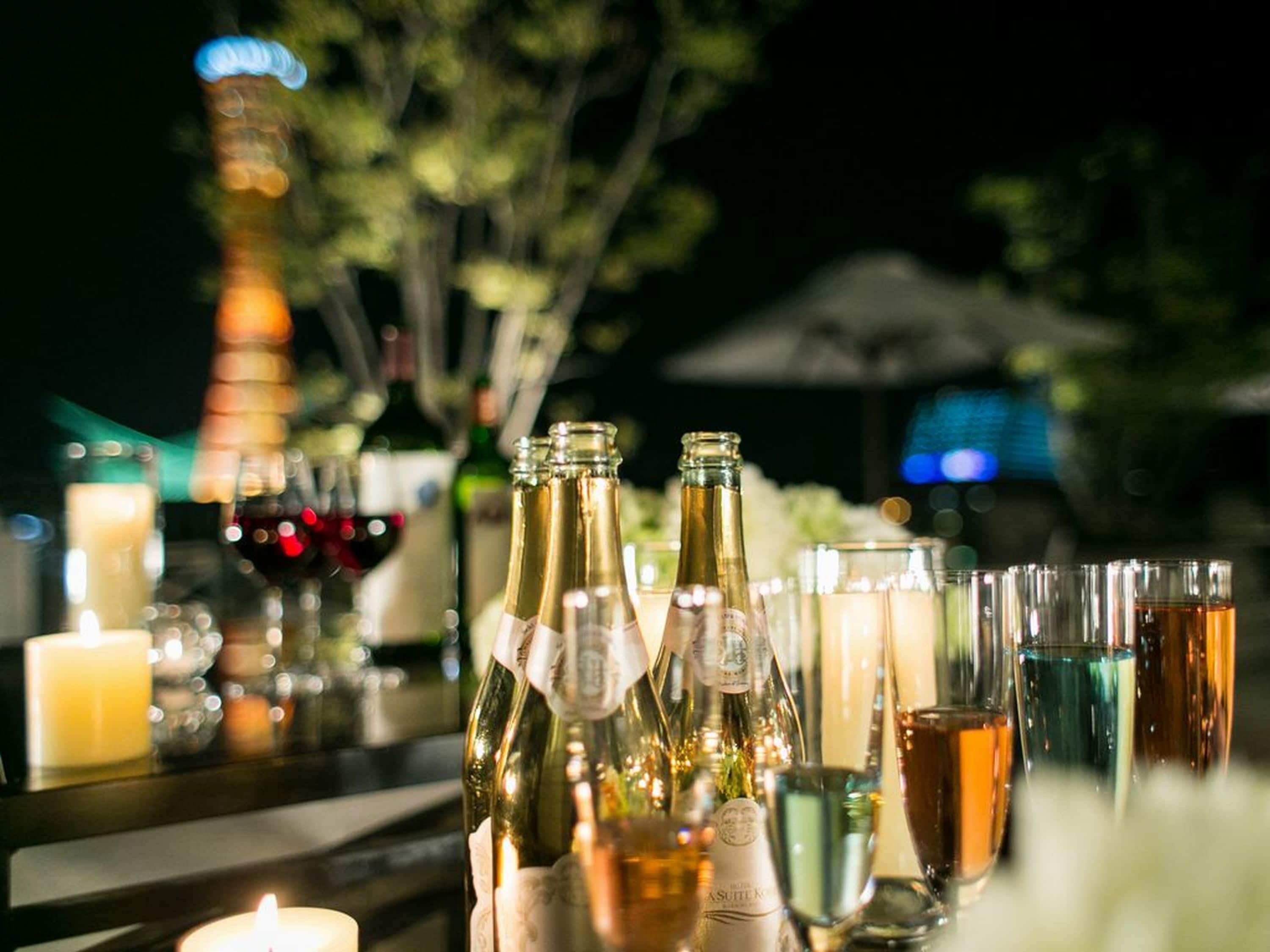 Zona de bar con botellas y vasos, probablemente para bebidas.