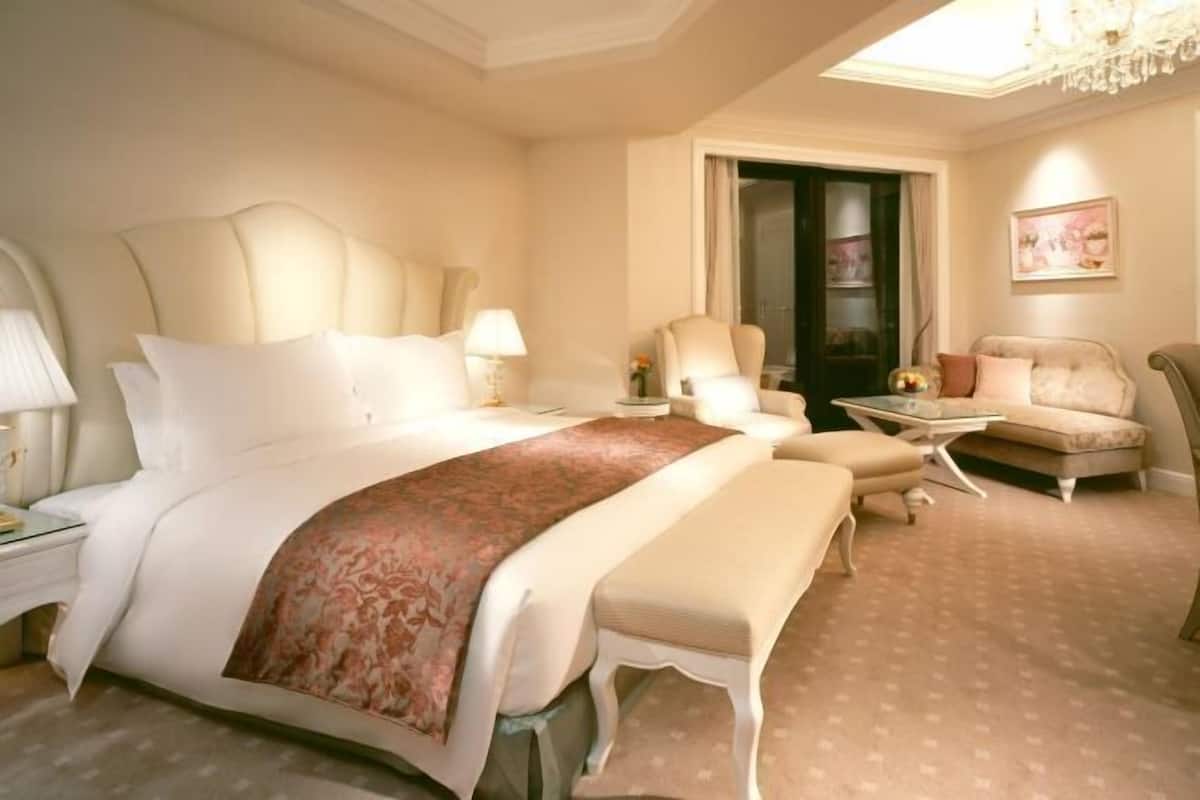 Minibar, in-room safe, individually decorated, individually furnished